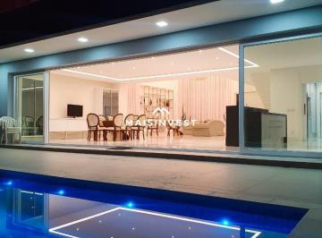 Casa · 583m² · 4 Quartos · 6 Vagas · Casa Sofisticada localizada no Residencial Andorinhas