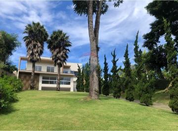 Casa · 600m² · 4 Quartos · 10 Vagas · Arujá: Refúgio Moderno com Luxo e Segurança