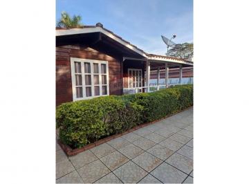 Casa · 225m² · 3 Quartos · 6 Vagas · Casa de Campo em Madeira no Condomínio Colinas Verde – Arujá/SP