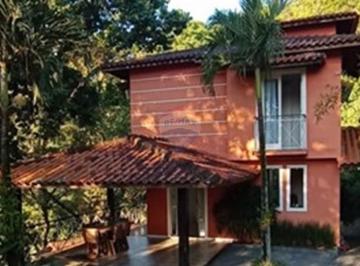 Casa · 272m² · 5 Quartos · 4 Vagas · Casa com arquitetura moderna em condomínio com 1.800m2 de área total, 03 qtos sendo 02 suítes, em Ma