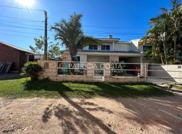 Casa · 300m² · 6 Quartos · 2 Vagas · Bela Casa de Alvenaria no Village-Garopaba/SC