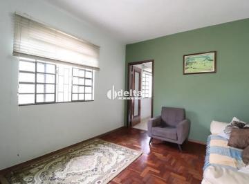 Casa · 300m² · 3 Quartos · 3 Vagas · Casa residencial com 3 quartos sendo 1 suíte disponível para locação e venda no bairro Brasil em Ube
