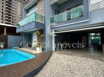 Casa · 227m² · 3 Quartos · 2 Vagas · Sobrado com 3 quartos, 227 m2, a venda - Centro