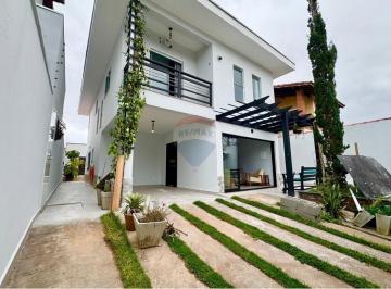 Casa · 200m² · 5 Quartos · Luxo em Peruíbe: Casa dos Sonhos com Piscina