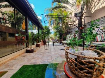 Casa · 240m² · 4 Quartos · 2 Vagas · CASA COM PÁTIO E SACADA NO BAIRRO MEDIANEIRA!
