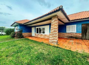 710276_ikVf6q5OhqD9oH8v6aA_71027668bf256968a4e.jpg · Apresentamos esta casa de 4 dormitórios em Atlântida