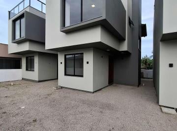 Casa · 83m² · 2 Quartos · 1 Vaga · Sobrado novinho em Condomínio, disponível para aluguel anual no bairro Ambrósio-GAROPABA/SC
