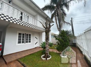 Casa · 206m² · 3 Quartos · 2 Vagas · Casa 3 Quartos com Suíte, 2 Pisos e Quintal com Pomar no Carianos, Florianópolis