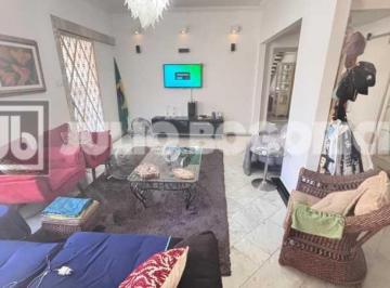 Casa · 292m² · 4 Quartos · 3 Vagas · Casa Triplex em condomínio fechado - 4 quartos (1 suíte) - Terraço e churrasquei