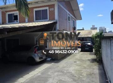 Casa · 210m² · 7 Quartos · 5 Vagas · Casa de 7 quartos e 4 banheiros localizada no bairro Ipiranga - São José.