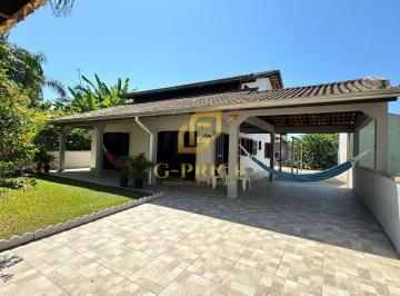 Casa de 4 quartos, Itapoá · Ampla casa com quintal e edícula apenas 250m do mar