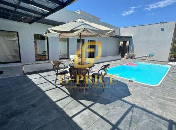 Casa · 194m² · 3 Quartos · 6 Vagas · Maravilhosa Casa de Alto Padrão com Piscina Apenas 400mts do mar