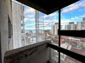 dd98c76432e1465a88a7b4b11d3f4824aac71f7a · À venda | 86 m², Novo, Sacada com churrasqueira, 3 quartos e 2 vagas - Barreiros, em Florianópolis.