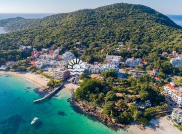 Apartamento · 249m² · 4 Quartos · 1 Vaga · Conforto e Estilo: Cobertura Duplex a 30m da Praia da Lagoinha.