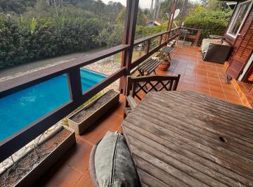 Foto da varanda com vista para piscina · Bela casa no condomínio Alpes Caieiras, terreno com 1000M