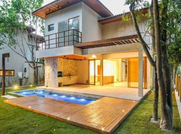 Casa · 220m² · 4 Quartos · 2 Vagas · Praia do Forte: Belíssima casa com 4 suítes, piscina privativa e área Gourmet!