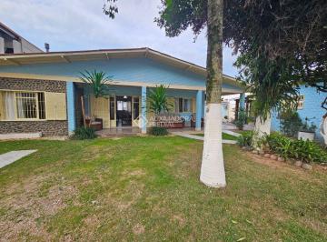 742477_ie4a7Y73oKut_74247768bf316cea58a.jpg · Casa com amplo pátio ao lado da Praia Central de Garopaba