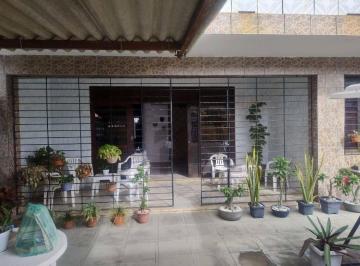 1b6cae563002de650349fc3d8cf98abcdee2e2cb · Casa residencial ou comercial, de 532m² com 2 pavimentos e 6 quartos, localizada em Bairro Novo, Oli