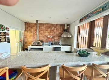 Casa · 180m² · 3 Quartos · 2 Vagas · Casa em condomínio com 285 m² de terreno, 3 quartos, 1 suíte e 6 vagas de garagem.