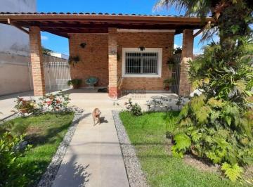 Casa · 170m² · 3 Quartos · 6 Vagas · Casa térrea de 2 suites e 6 vagas no centro de Ubatuba.