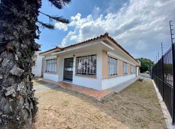 259715_i44Z8C_2597156398d372ec680.jpg · Casa com 05 dormitórios e 03 vagas com 260m² no bairro Partenon