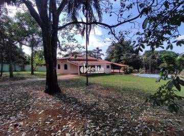 Rural · 4500m² · 4 Quartos · 2 Vagas · Chácara com 4 quartos sendo 1 suíte disponível para locação no bairro Mansões do Aeroporto em Uberlâ