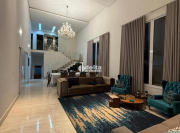 Casa · 495m² · 3 Quartos · 3 Vagas · Casa em condomínio com 3 quartos disponível para venda no bairro Santa Mônica em Uberlândia-MG.