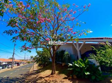 Casa · 146m² · 3 Quartos · 2 Vagas · Casa em condomínio com 3 quartos disponível para venda no bairro Aclimação em Uberlândia-MG.
