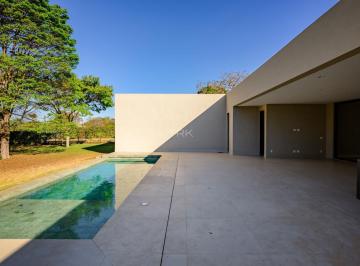 Casa · 450m² · 4 Quartos · 3 Vagas · Um pavimento só. E um argumento inteiro