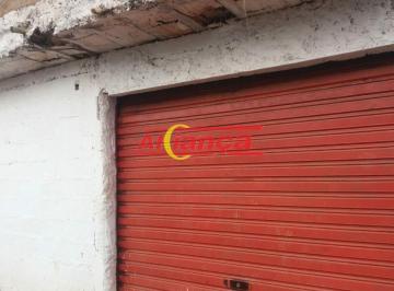 Casa · 339m² · 1 Quarto · Sobrado com terreno ao fundo.