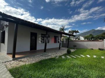 Casa · 3 Quartos · 2 Vagas · Casa semimobiliada com amplo terreno e 3 dormitórios
