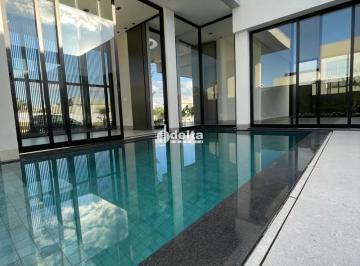 Casa · 474m² · 3 Quartos · 2 Vagas · Casa em condominio com 3 suítes disponível para locação no bairro Santa Mônica em Uberlândia-MG