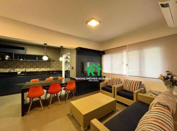 Sala · Apartamento à beira mar com 2 quartos (2 suítes), 1 vaga à venda no Tombo, Guarujá