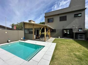 Casa · 200m² · 3 Quartos · 4 Vagas · Perfeito sobrado para suas férias em família!