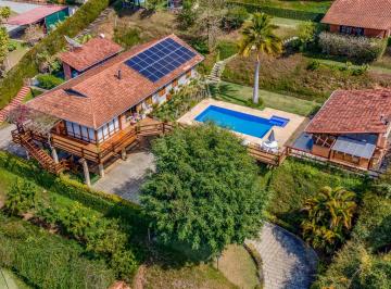 Casa · 440m² · 5 Quartos · 4 Vagas · Casa com 5 quartos em Itaipava, Petrópolis