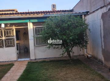 Casa · 300m² · 3 Quartos · 2 Vagas · Casa residencial 3 quartos disponível para venda no bairro Dona Zulmira em Uberlândia-MG.