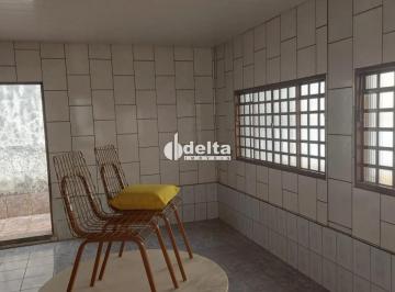 Casa · 240m² · 2 Quartos · 2 Vagas · Casa residencial com 02 disponível para locação no bairro Planalto em Uberlândia-MG.