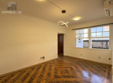 Living · Apartamento reformado de 67m², 2 dormitórios com peças amplas na Praia de Belas