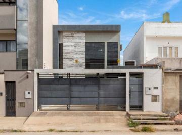 2deb350266a3935d73f460939bae409d68f1b778 · Casa nova c/ piscina e área gourmet no Guará II