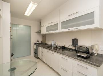 Apartamento · 126m² · 3 Quartos · 1 Vaga · Apartamento à venda em Moema, São Paulo-SP: 3 quartos, 1 suíte, 3 banheiros, 1 vaga, 126m² de área.