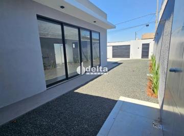 Casa · 250m² · 2 Quartos · 2 Vagas · Casa residencial com 2 quartos disponível para venda no bairro Jardim Ipanema em Uberlândia-MG.