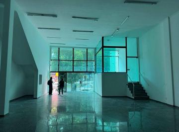 6bb7cbb1cee5d77c8aac41a27f04a2f209a830d1 · Amplo Ponto Comercial com um salão e Mezanino de 243m² - Espaço Grande e Iluminado.