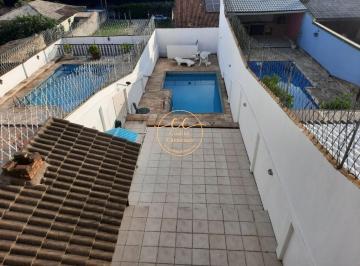 Foto 01 · Casa de Luxo em Condomínio na Freguesia/Anil-RJ: 3 Suítes, 380m², Piscina e Churrasqueira!