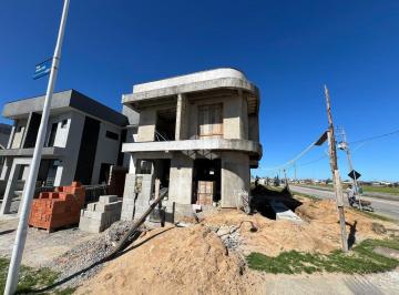 Casa · 189m² · 4 Quartos · 2 Vagas · Casa de Alto Padrão de 4 dormitórios/quartos, com 188,67m² no Campeche
