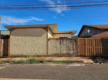 Casa · 184m² · 3 Quartos · 5 Vagas · Casa térrea para reforma em bairro tranquilo com terreno grande.