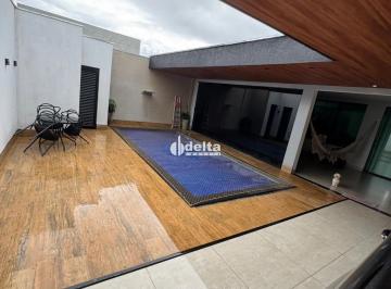 Casa · 300m² · 3 Quartos · 3 Vagas · Casa residencial com 3 quartos disponível para venda no bairro Novo Mundo em Uberlândia-MG.