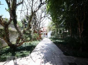 Casa · 404m² · 4 Quartos · 2 Vagas · CASA  COM LINDO QUINTAL