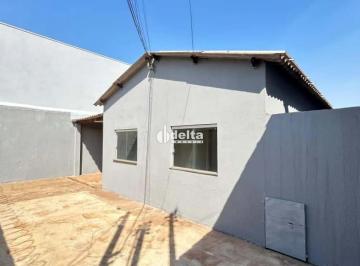 Casa · 240m² · 3 Quartos · 3 Vagas · Casa residencial com 3 quartos disponível para venda no bairro Segismundo Pereira em Uberlândia-MG.