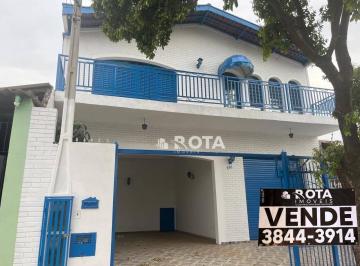 1228c4cf481eecc643ec90243e4e5215dd7f1b6d · Casa com 6 quartos + salão comercial no piso térreo.
