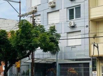 fachada-condomínio · Apartamento de 2 dorm. reformado, frente na Rua da Republica na Cidade Baixa
